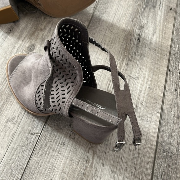 Size 8 American eagle heels - Picture 3 of 3